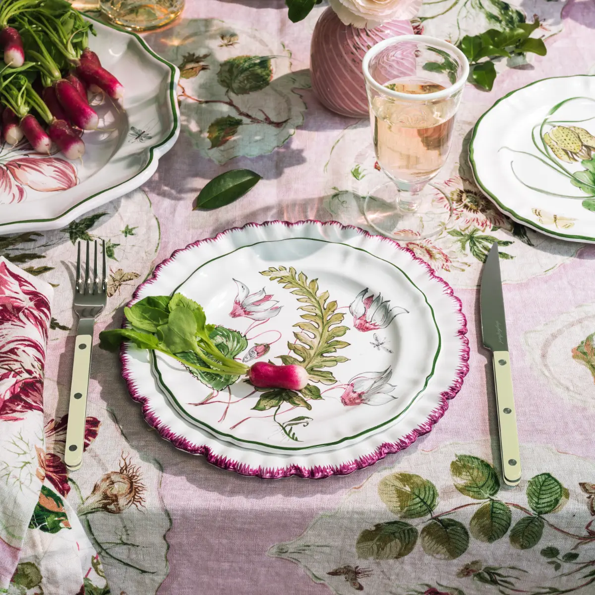 1035-daylesford-x-colefax-quince-garden-tablecloth-in-pink–1.webp
