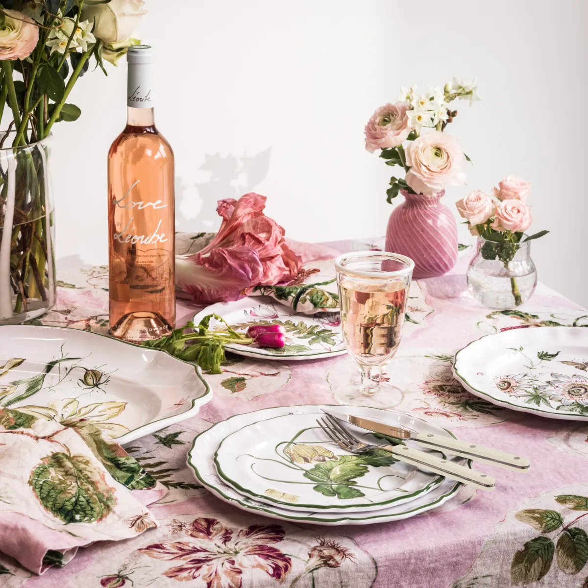 1035-daylesford-x-colefax-quince-garden-tablecloth-in-pink–1.webp