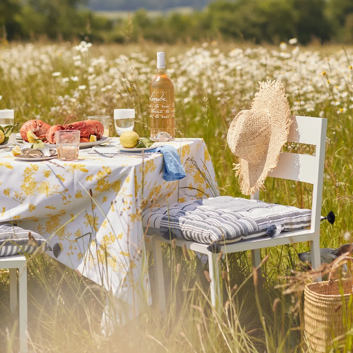1054-beehive-yellow-tablecloth–1.webp