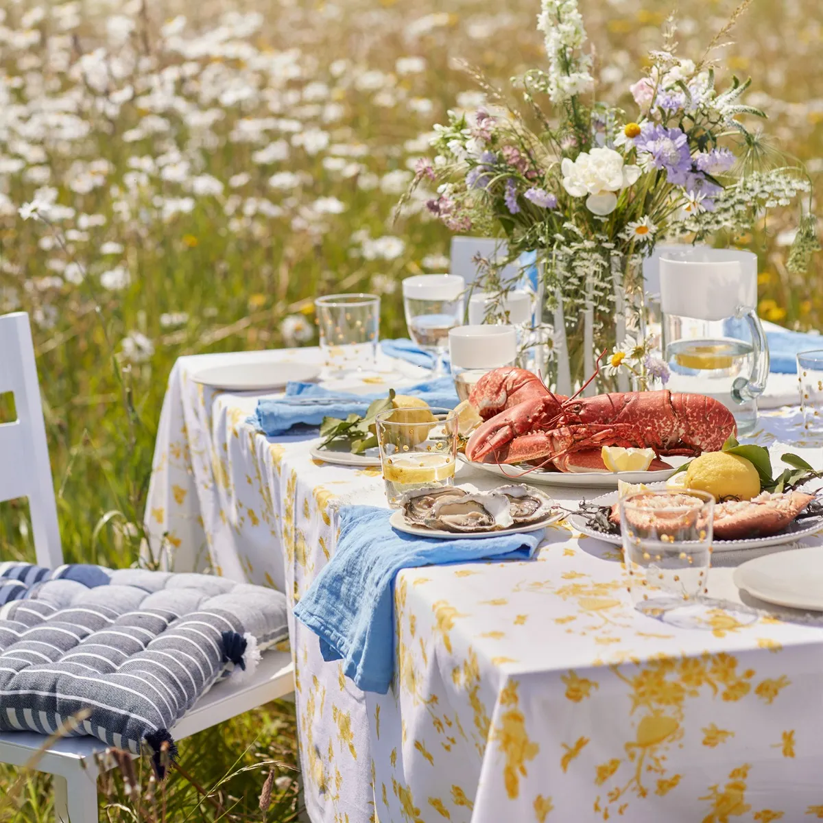 1054-beehive-yellow-tablecloth–1.webp