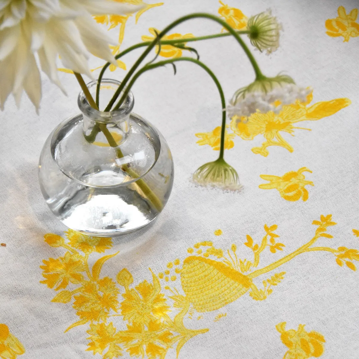 1054-beehive-yellow-tablecloth–1.webp