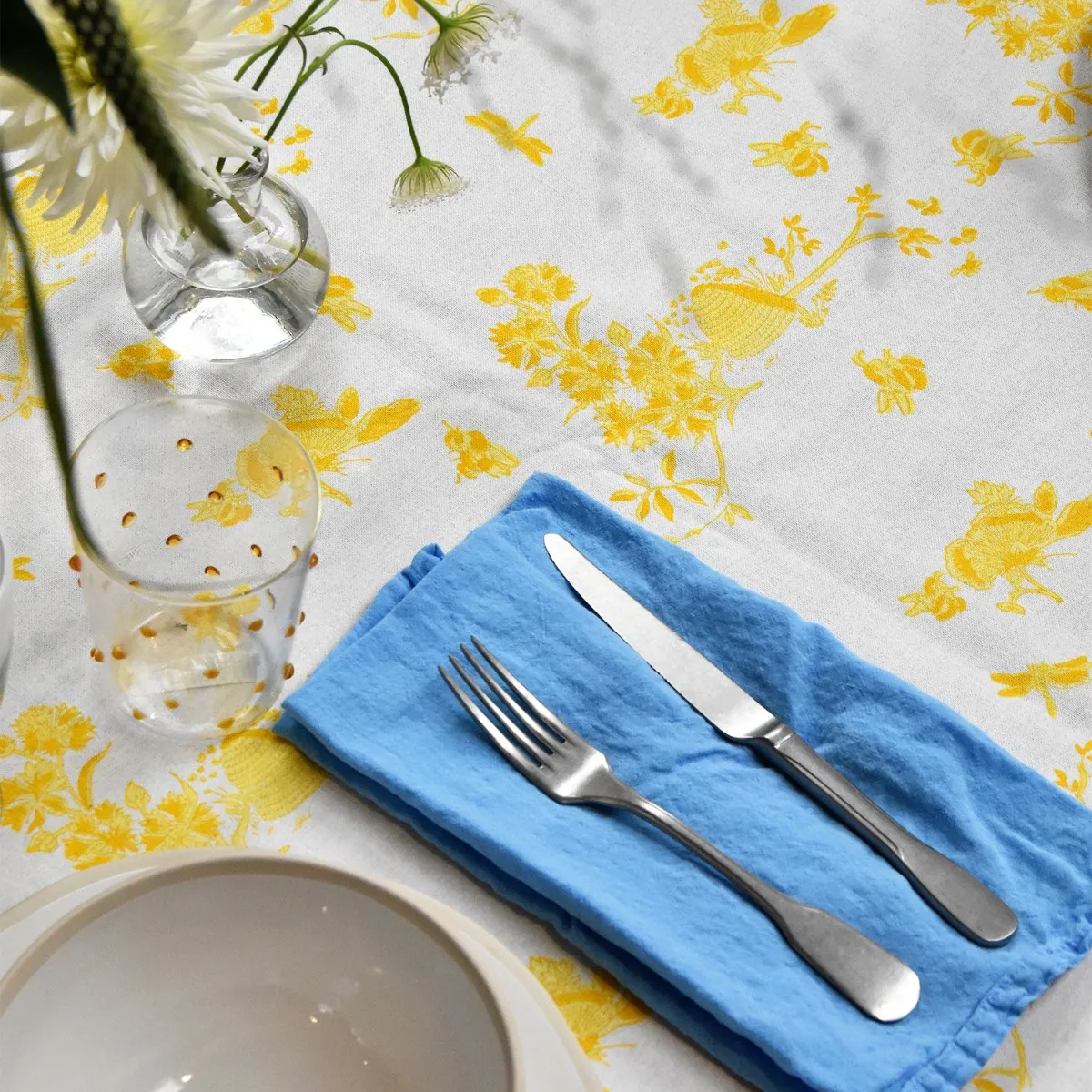 1054-beehive-yellow-tablecloth–1.webp