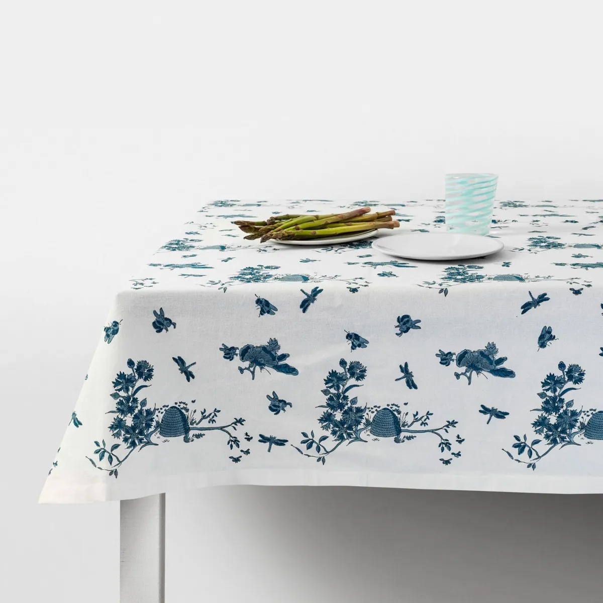 1056-beehive-blue-tablecloth–1.webp