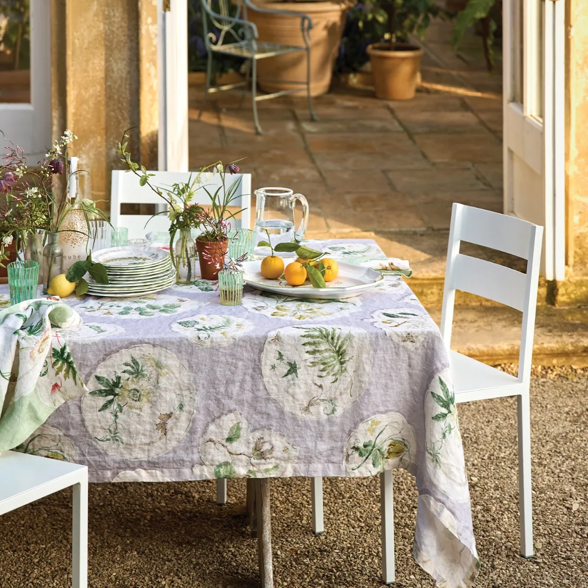 1058-daylesford-x-colefax-quince-garden-tablecloth-in-lilac–1.webp
