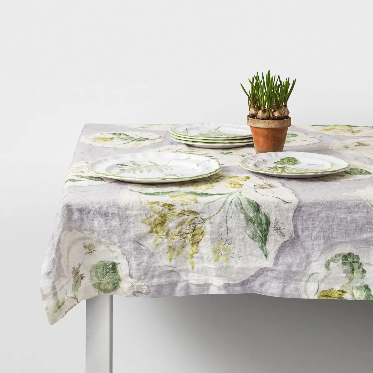 1058-daylesford-x-colefax-quince-garden-tablecloth-in-lilac–1.webp