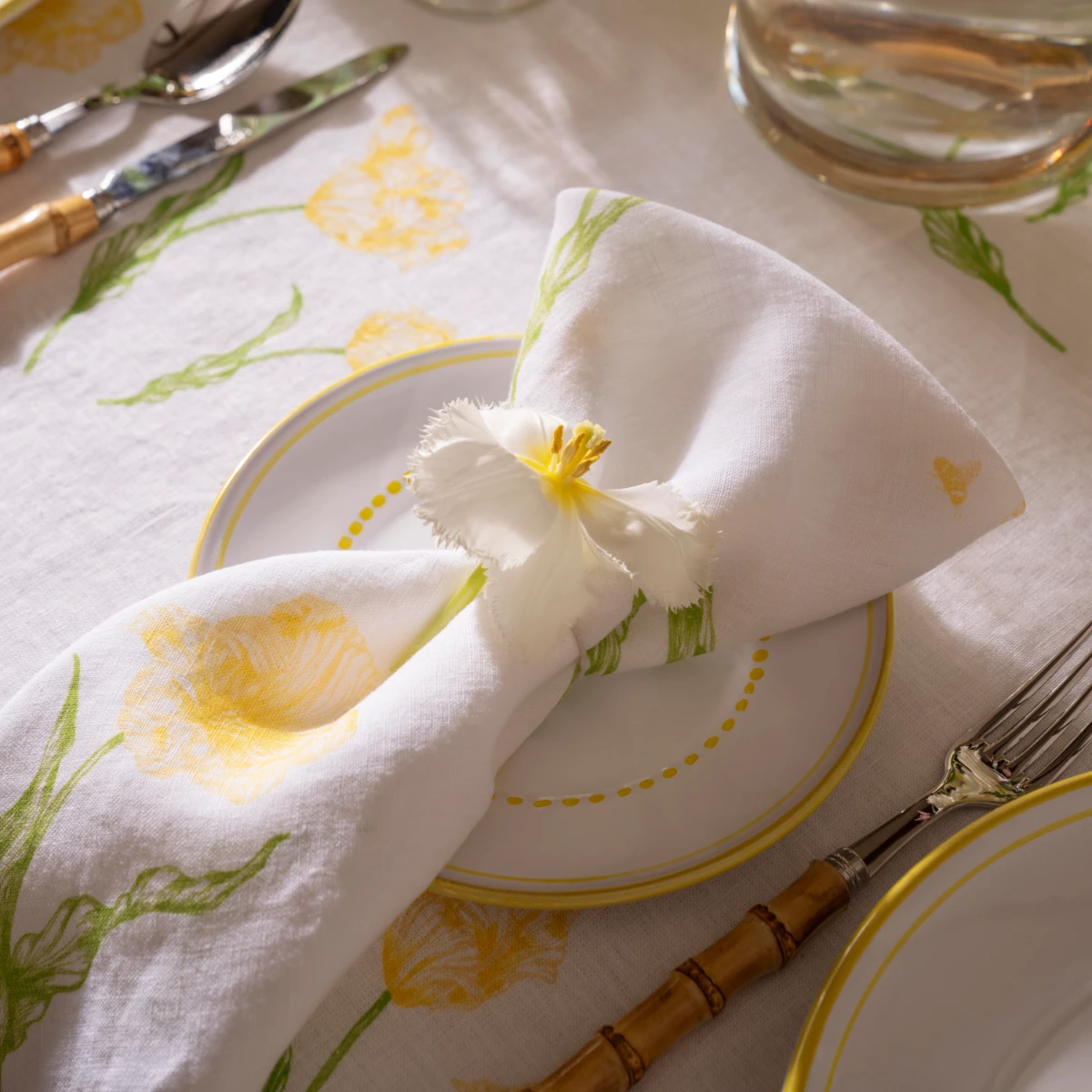 1059-spring-garden-tablecloth–1.webp