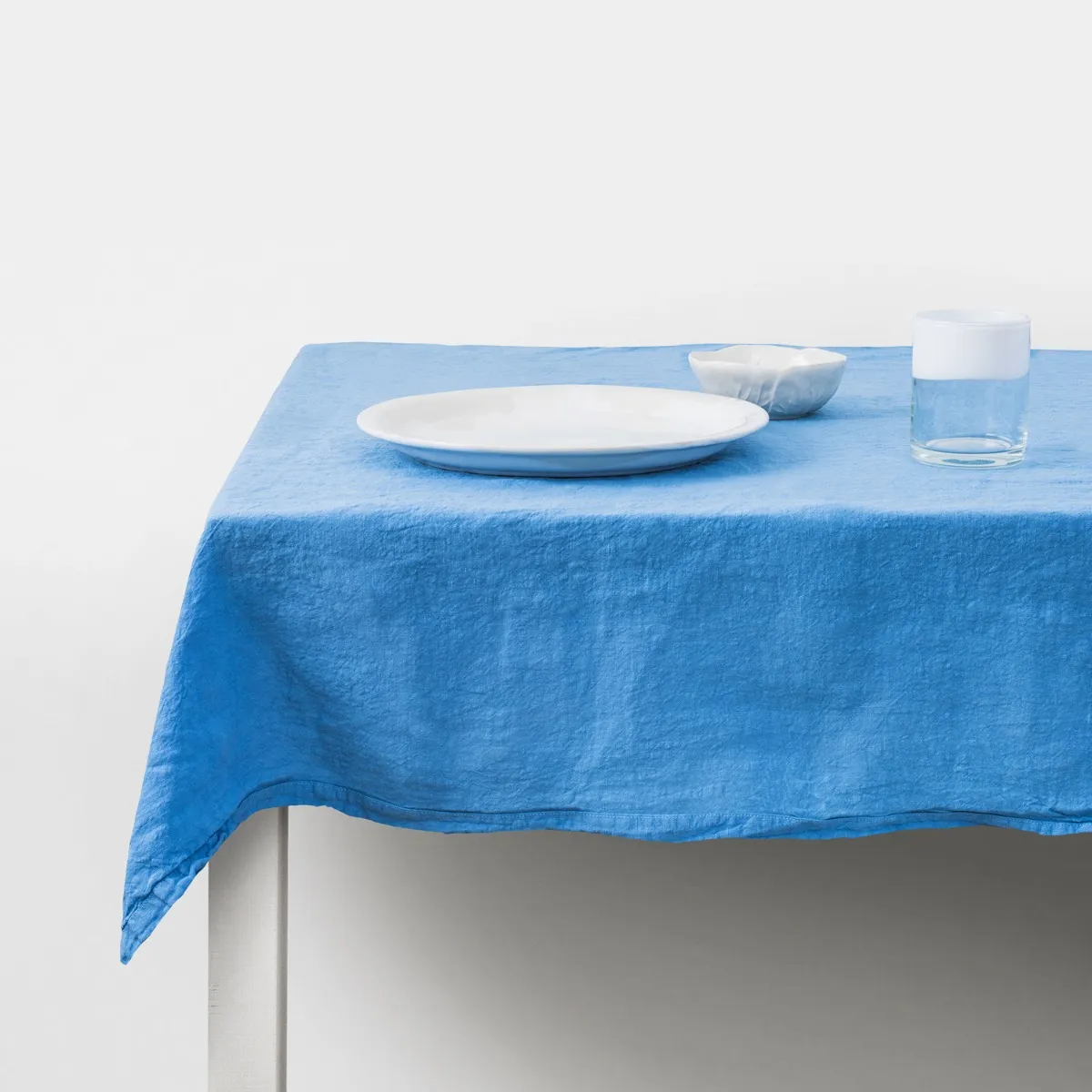 1066-tiller-cornflower-tablecloth–1.webp
