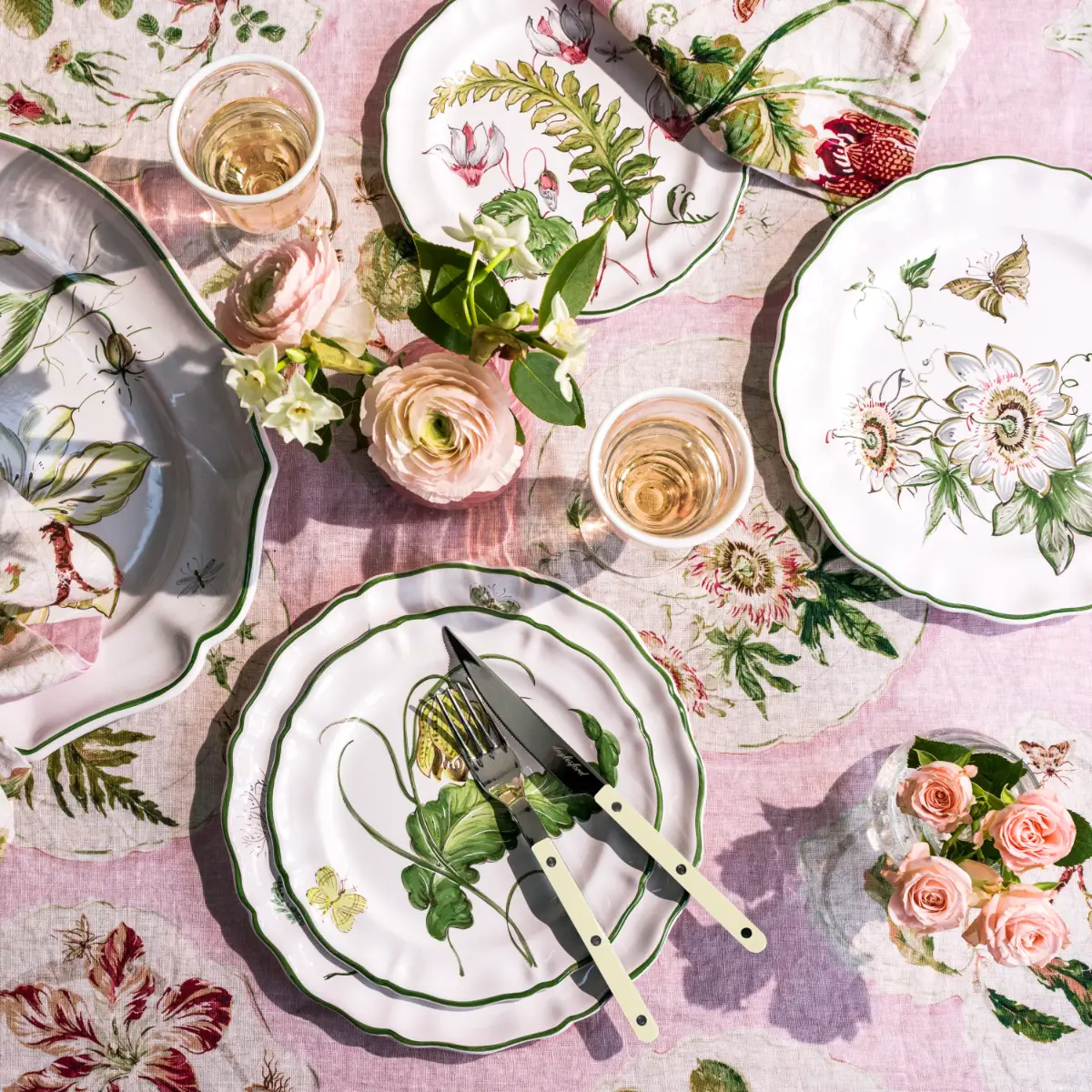 1101-daylesford-x-colefax-quince-garden-napkin-in-pink-with-hazel–1.webp