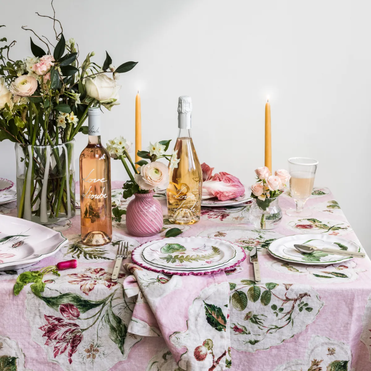 1101-daylesford-x-colefax-quince-garden-napkin-in-pink-with-hazel–1.webp