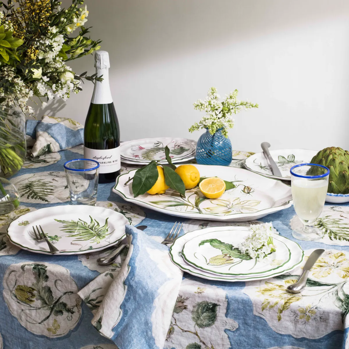 1111-daylesford-x-colefax-quince-garden-napkin-in-blue-with-hazel–1.webp
