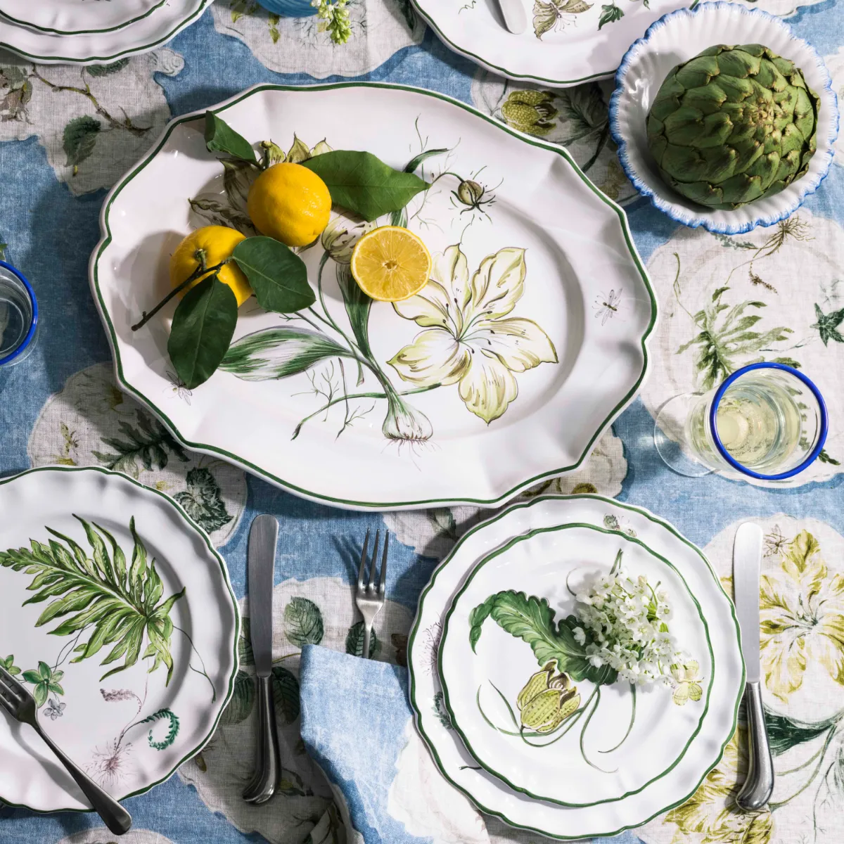 1111-daylesford-x-colefax-quince-garden-napkin-in-blue-with-hazel–1.webp