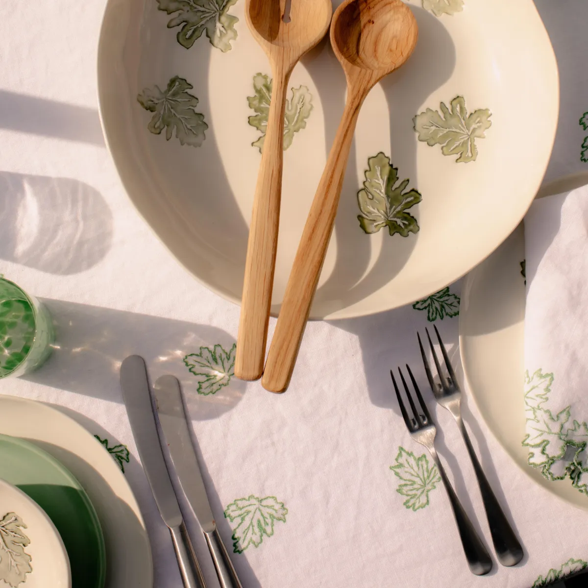 1282-geranium-serving-bowl–1.webp