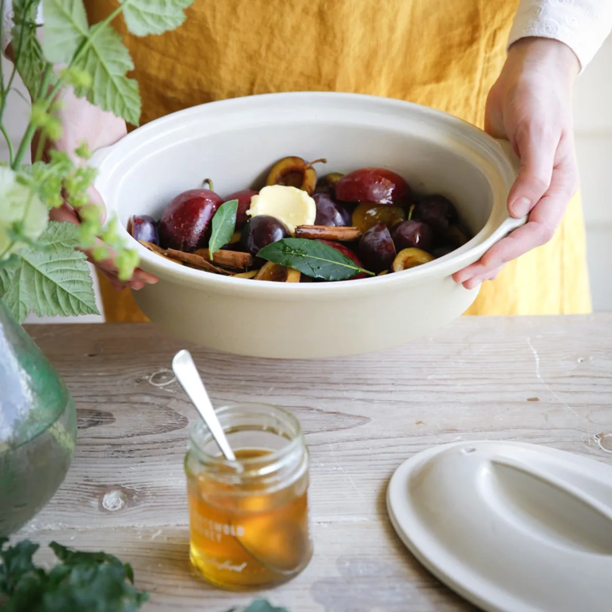 Baked plums with honey and juniper 