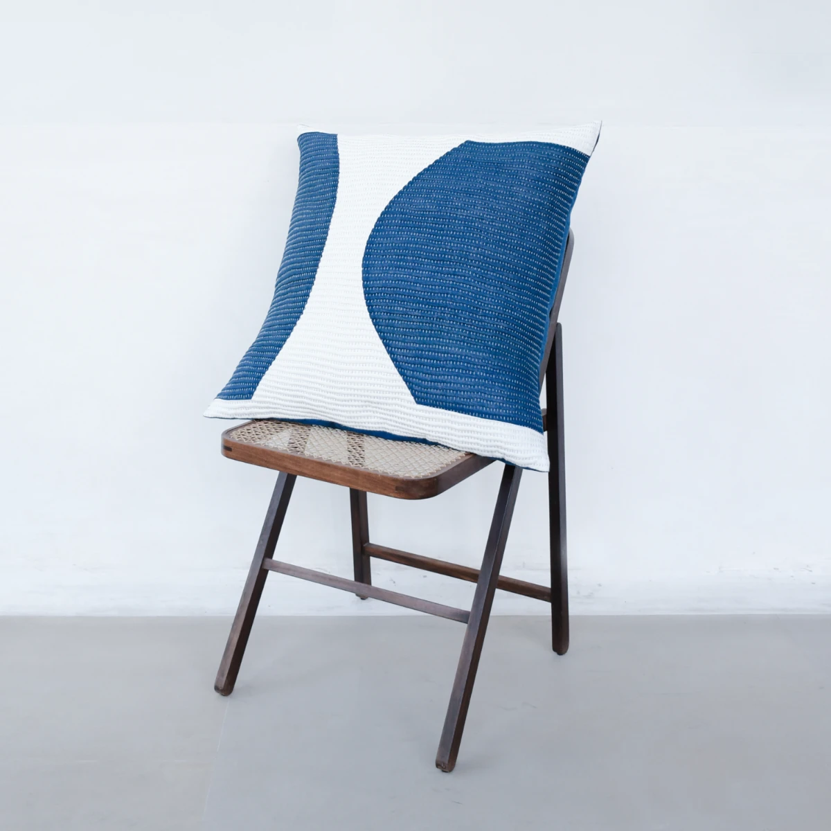 897-nila-ellipse-cushion–1.webp